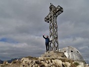 05 Alla croce di vetta del Due Mani e al Bivacco Locatelli (1656 m)